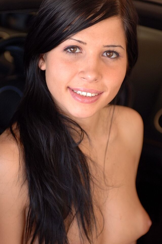 21P Gata amadora com um rosto lindo Rebekka brinca com sua buceta em uma cadeira