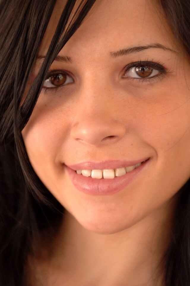 21P Gata amadora com um rosto lindo Rebekka brinca com sua buceta em uma cadeira