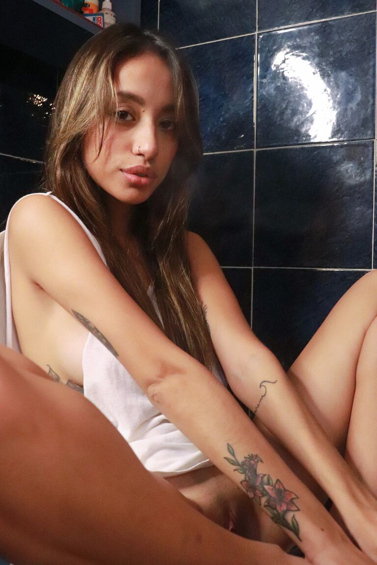 21P A atraente adolescente Camila Luna mostra seus peitos incríveis