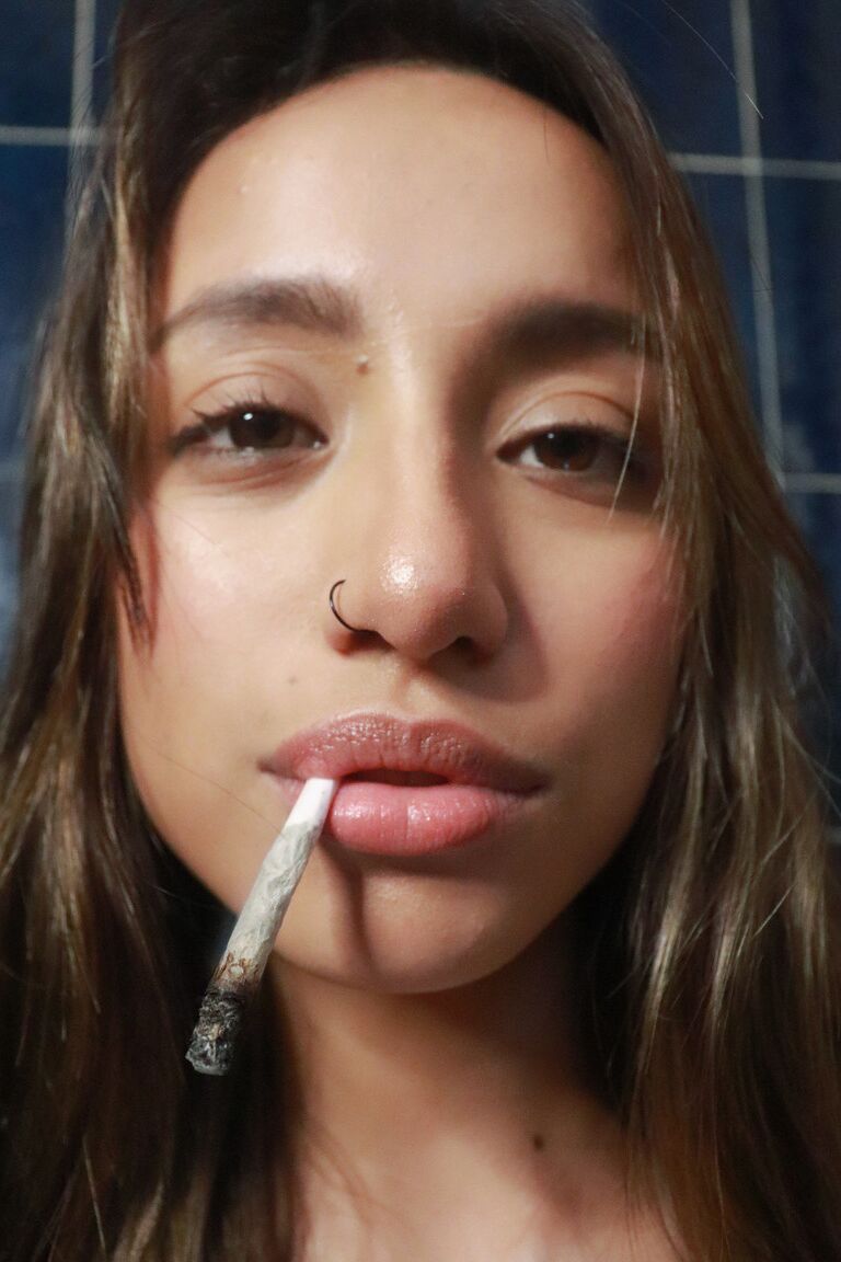 21P A atraente adolescente Camila Luna mostra seus peitos incríveis