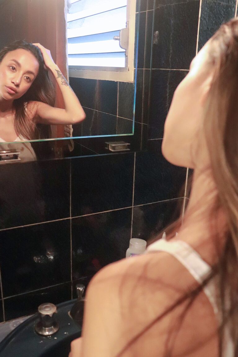 21P A atraente adolescente Camila Luna mostra seus peitos incríveis