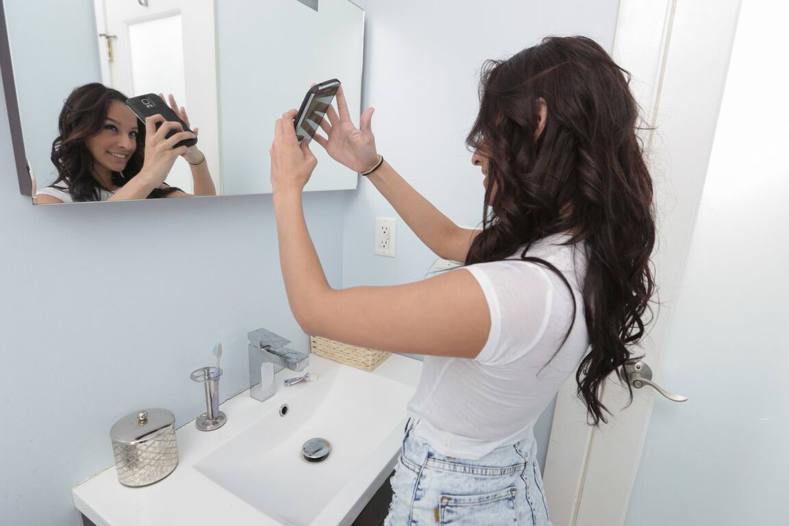 18P La jeune sexy Nicki Ortega prend des selfies dans la salle de bain avant de se déshabiller.