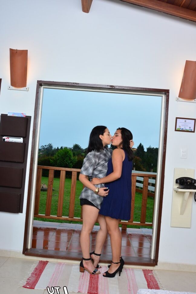 20P Latina-Schlampe rächt sich an ihrem Ex-Freund, indem sie Lesbensex mit einer anderen Freundin hat