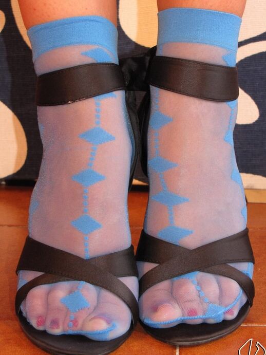 15P Rubia de piernas largas se quita los tacones con calcetines cortos de nailon y pantalones cortos vaqueros
