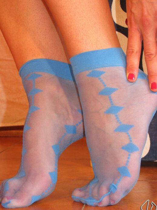 15P Rubia de piernas largas se quita los tacones con calcetines cortos de nailon y pantalones cortos vaqueros