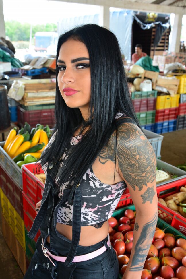 14P A adolescente latina tatuada Melina Zapata parece deslumbrante enquanto chupa