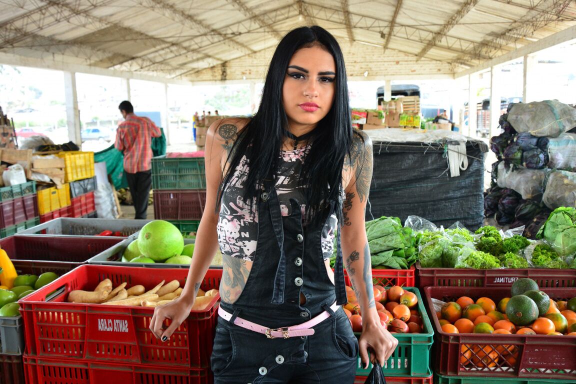 14P A adolescente latina tatuada Melina Zapata parece deslumbrante enquanto chupa