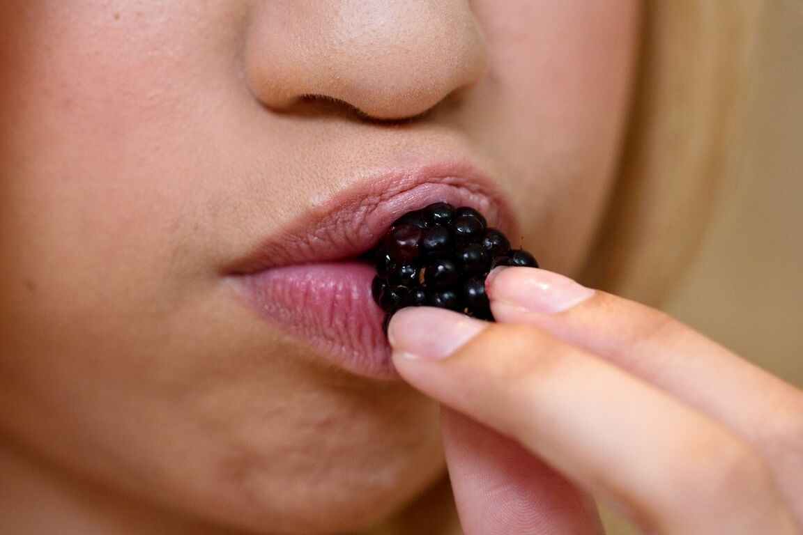 21P 甘いイチゴを食べながら体を露出する細い金髪のティーン、メイ・オルセン