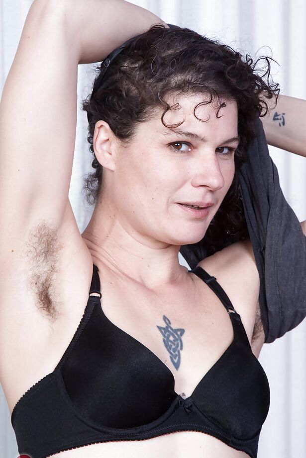 16P Morena Hirsute MILF Sunshine liberando pernas longas da meia-calça sexy