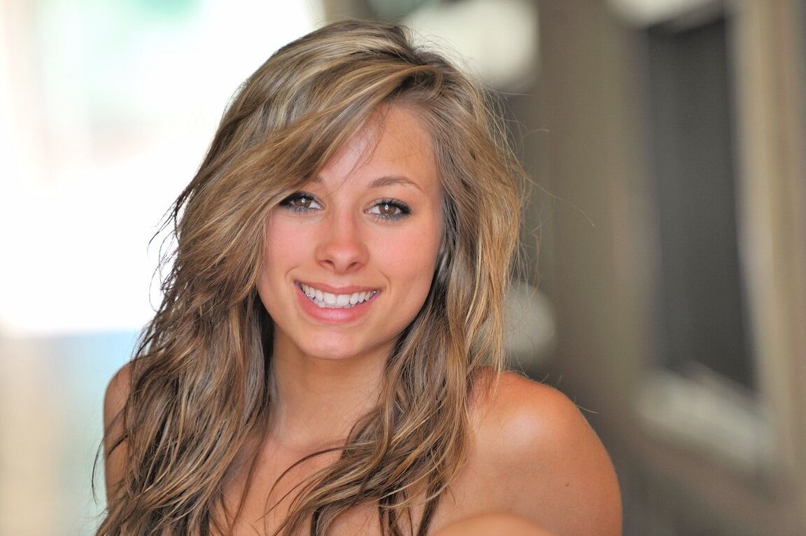 21P La miel rubia con tetas pequeñas Rilee revela su lindo culo y posa al aire libre