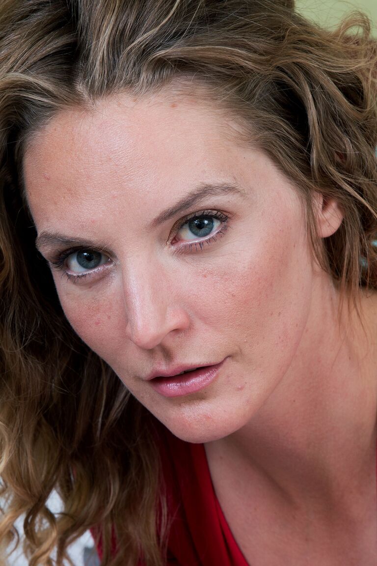 21P La MILF américaine sexy Mona Wales perd son chemisier rouge et chevauche un mince jouet argenté