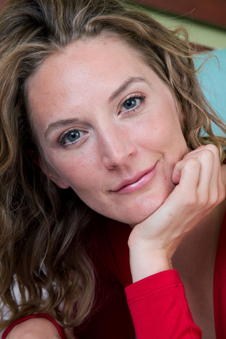 21P La MILF américaine sexy Mona Wales perd son chemisier rouge et chevauche un mince jouet argenté