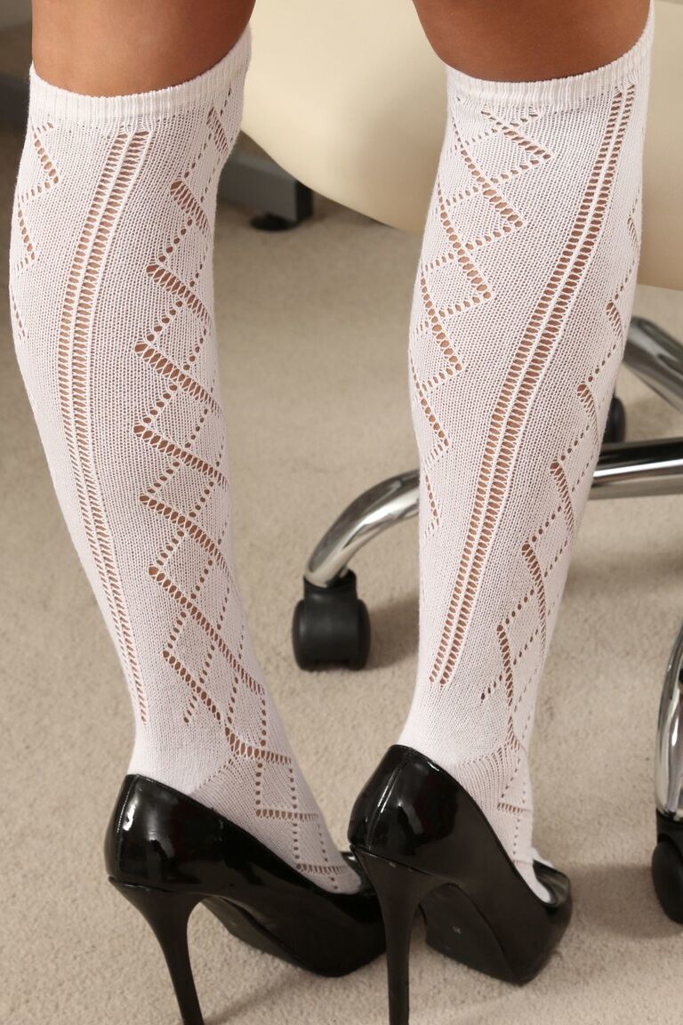 Alexa, étudiante sexy de 21P, affiche ses gros seins naturels et pose sur la chaise de bureau