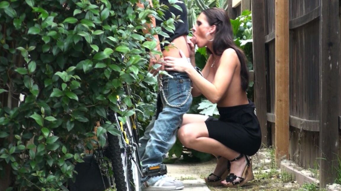21P ブルネット チェコ人 ジェニファー ダークが屋外で太いペニスで穴を満たされる