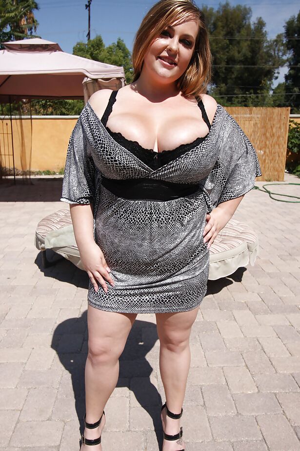 16P A gorda gata Hillary Hooterz mostra seu corpo cor de pêssego e seios ao ar livre