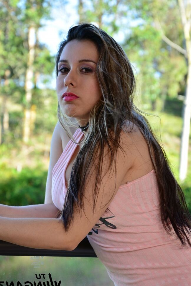 19P La colombiana de tetas naturales Ana Ramirez muestra su coño