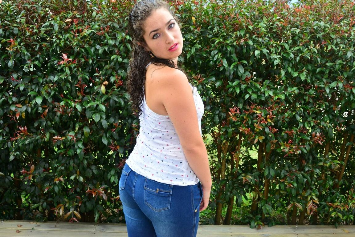 21P Latina morena gorda se quita los jeans mientras muestra su gran culo