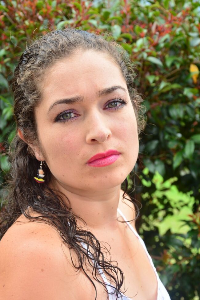 21P Latina morena gorda se quita los jeans mientras muestra su gran culo