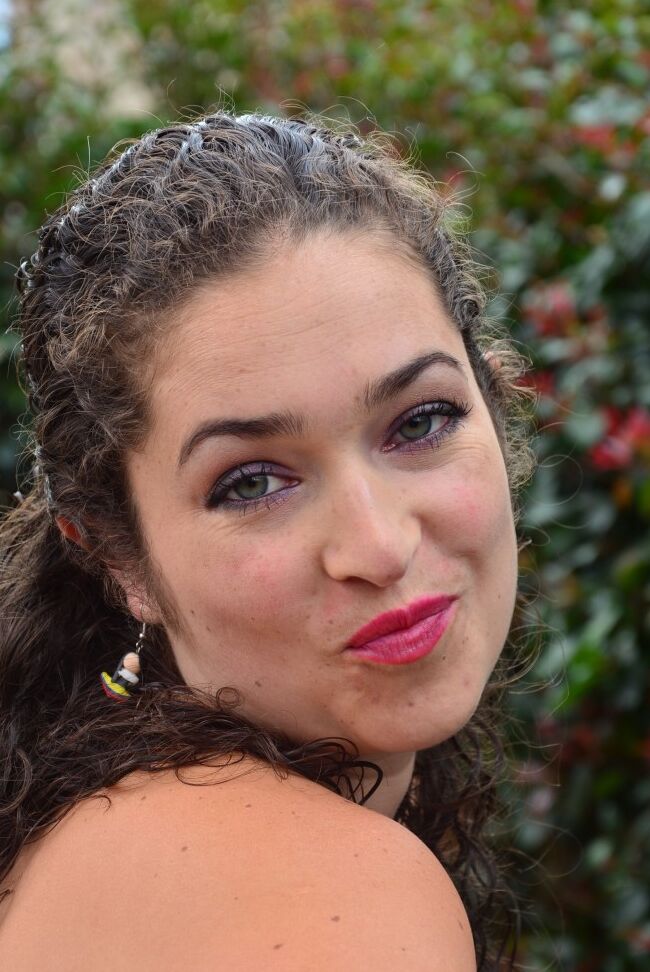 21P Latina morena gorda se quita los jeans mientras muestra su gran culo