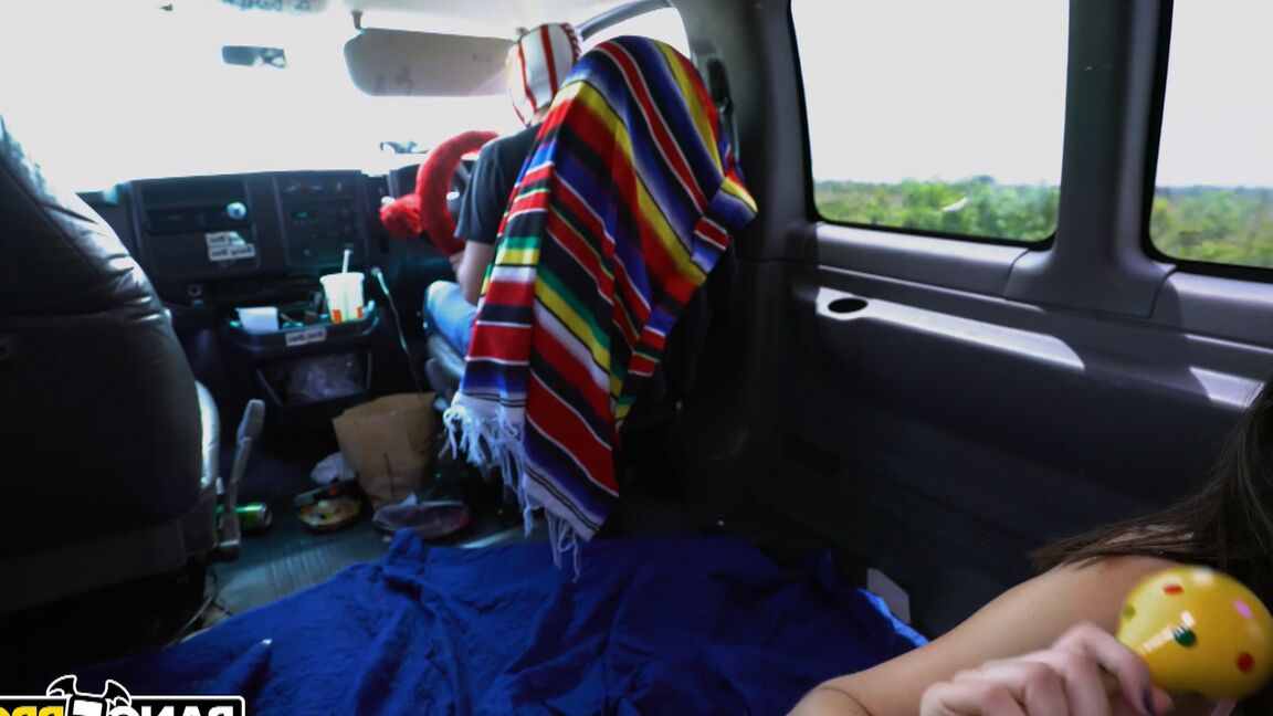 Die 21-jährige Latina-Teenagerin Natalie Brooks wird auf einer Mexiko-Tour in einem Bus gefickt