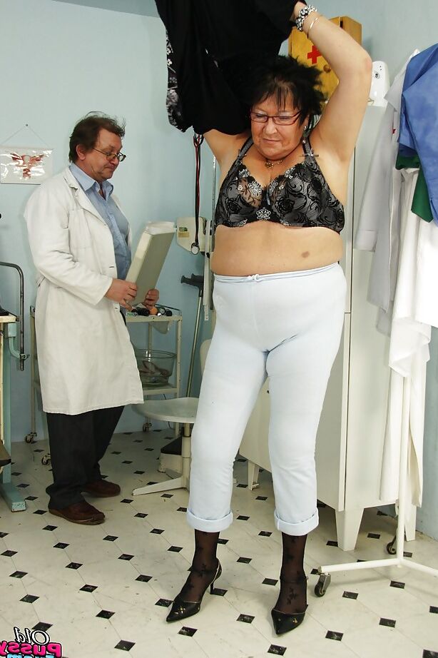 16P Velha gorda madura tendo sua buceta violada enquanto visitava o GYNO