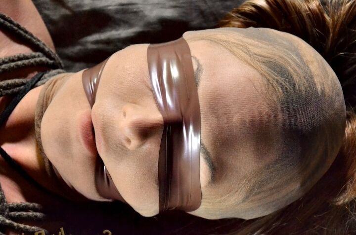 16P La MILF sexy Dahlia Sky endure une masturbation forcée et une baise faciale en bondage