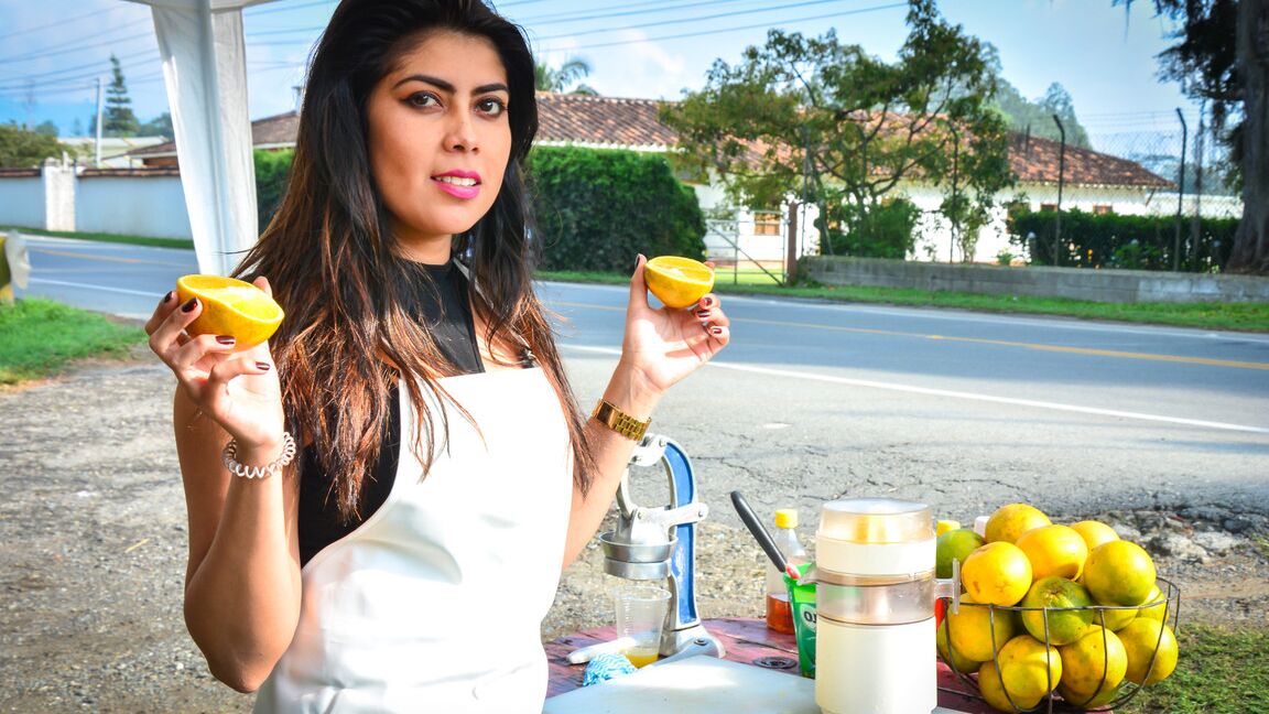 10P Latina tatuada amadora Carmen Lara recebe creme em seu lindo rosto com covinhas