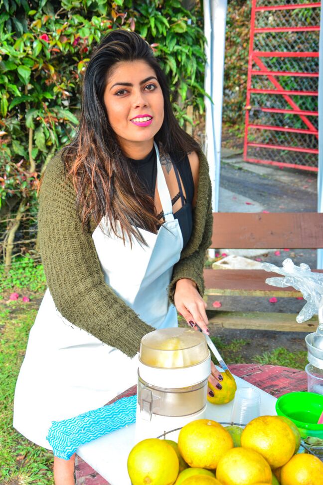 10P Latina tatuada amadora Carmen Lara recebe creme em seu lindo rosto com covinhas