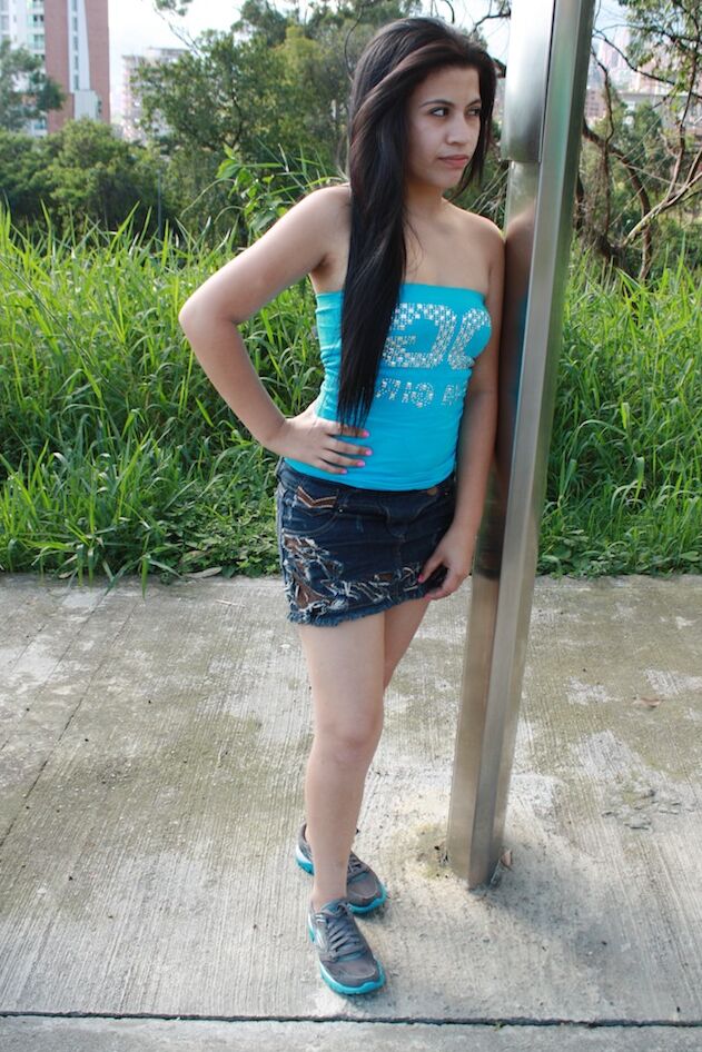 20P La grosse brune latina Sara Romero montre ses gros seins naturels