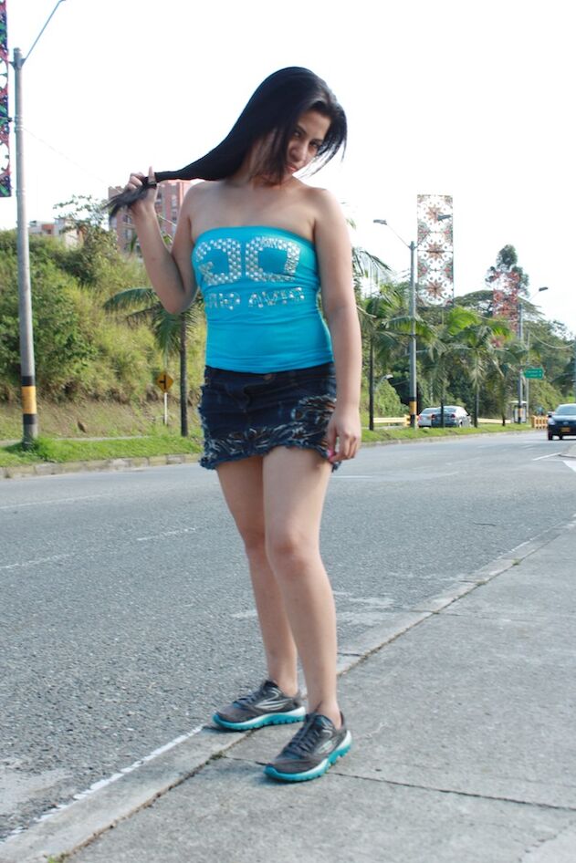 20P La grosse brune latina Sara Romero montre ses gros seins naturels