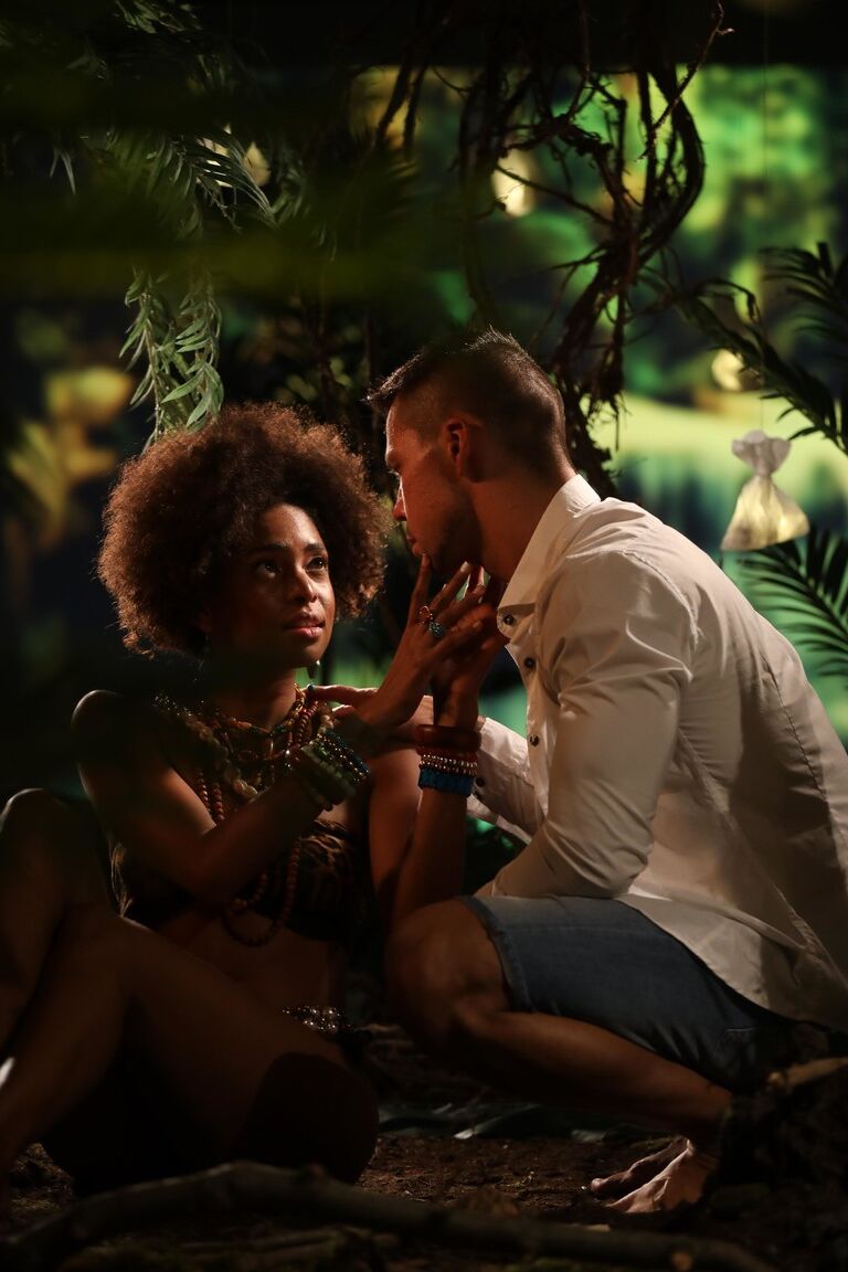 Die 21P-Brasilianerin mit dem lockigen Haar Luna Corazon lässt sich bei leidenschaftlichem Sex die Möse füllen