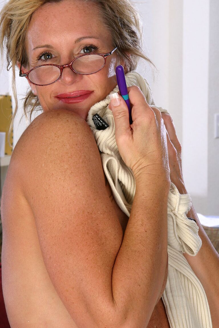 21P La lujuriosa MILF amateur Loz Lorimar expone su gran par de tetas y su delicioso coño