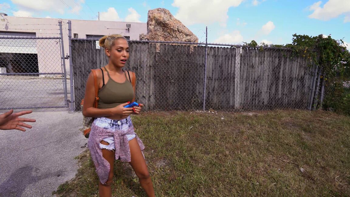 21P A bela brasileira Selena Sosa tem sua jovem buceta destruída na van