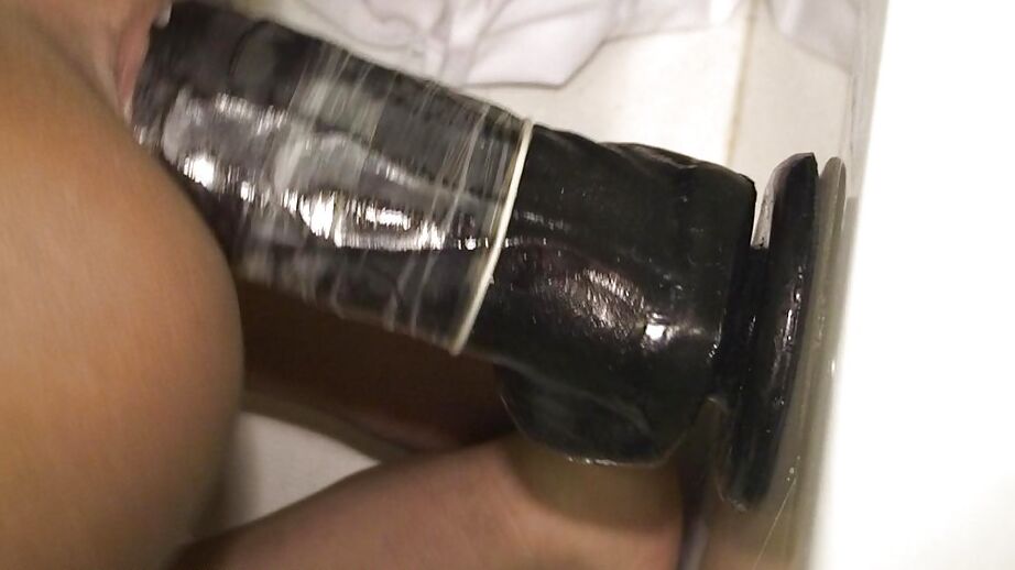 16P Big tit Thai ladyboy Aye enchendo seu cu apertado com um vibrador gordo