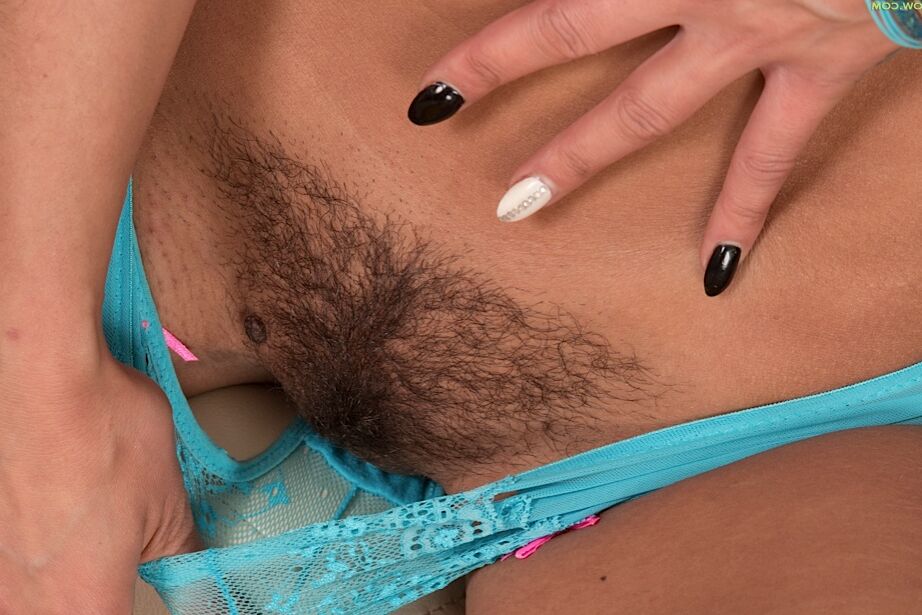 16P La belle brune mature aux gros seins nommée Katie enlève sa lingerie sexy