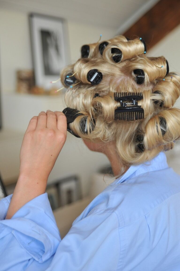 12P La sexy rubia Kate se quita los rulos del pelo en sujetador y ropa interior