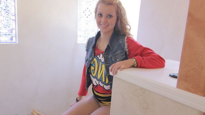 15P Petite adolescente Jessie Rogers tem sua bunda lambida e come um monte de esperma quente