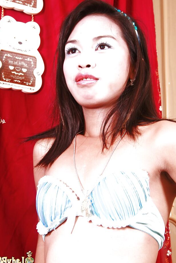 16P Solo travesti asiática Nika se masturbando com um pau peludo até a conclusão da gozada