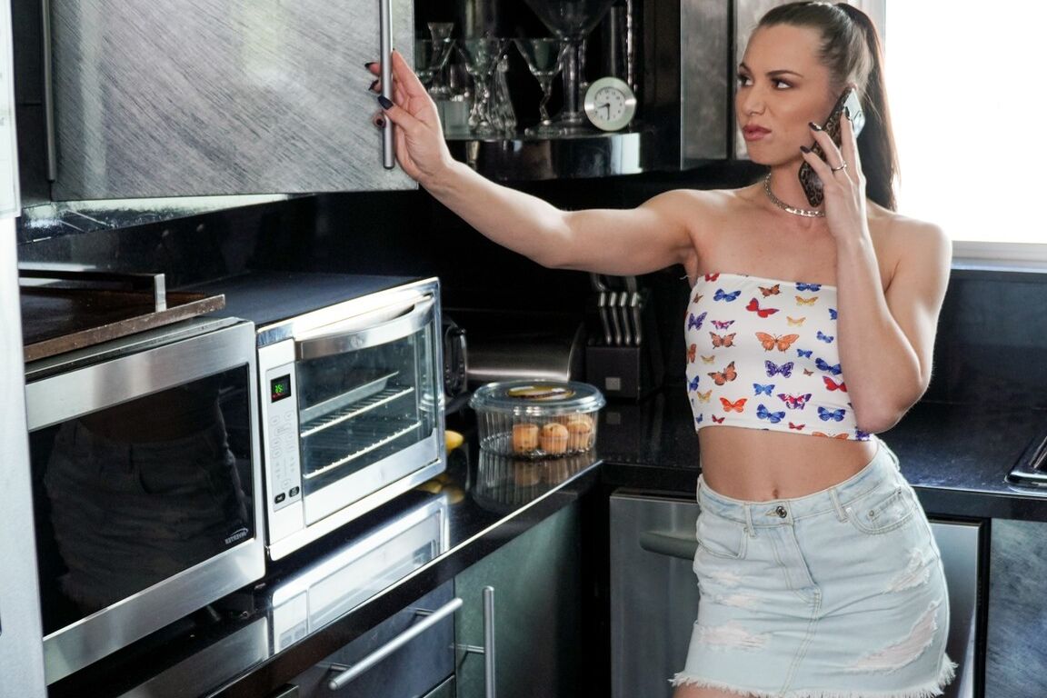 21P Aidra Fox, une jeune maigre, montre ses petits seins et chevauche une bite sur un matelas argenté.
