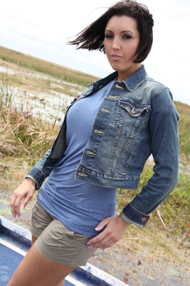 21P Dylan Ryder, une jeune femme aux gros seins, enlève ses vêtements et montre ses gros seins.