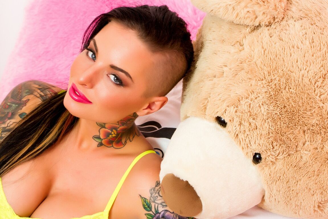 21P Die tätowierte Füchsin Christy Mack fingert ihre Muschi in ihren gelben Dessous