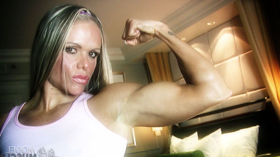 21P Die brasilianische Bodybuilderin Larissa Reis stellt ihre Muskeln in einem karierten Rock zur Schau