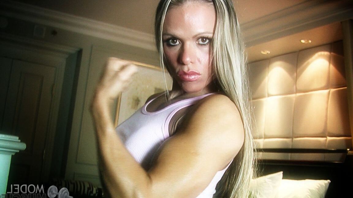 21P Die brasilianische Bodybuilderin Larissa Reis stellt ihre Muskeln in einem karierten Rock zur Schau
