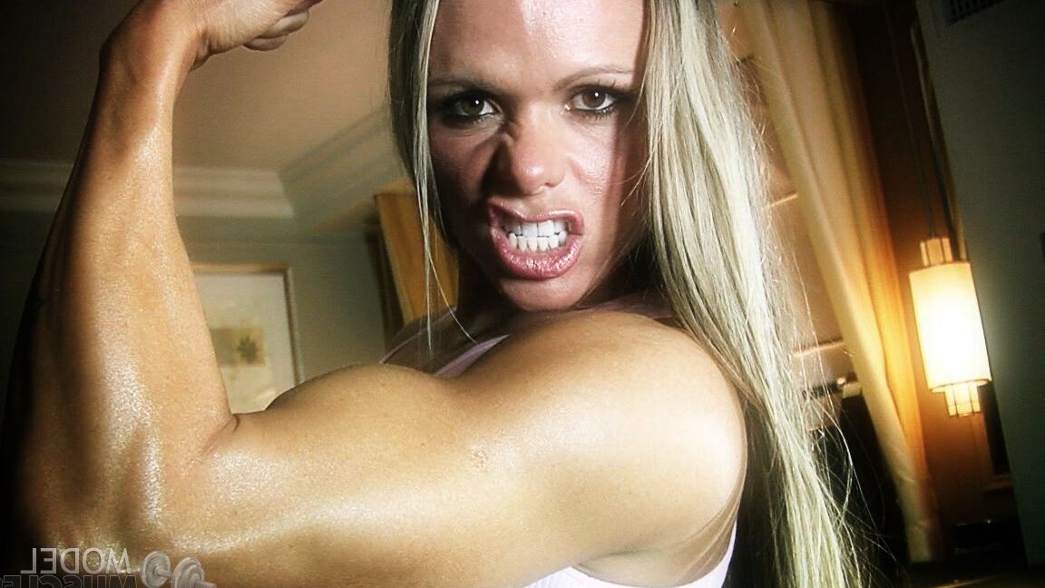 21P Die brasilianische Bodybuilderin Larissa Reis stellt ihre Muskeln in einem karierten Rock zur Schau