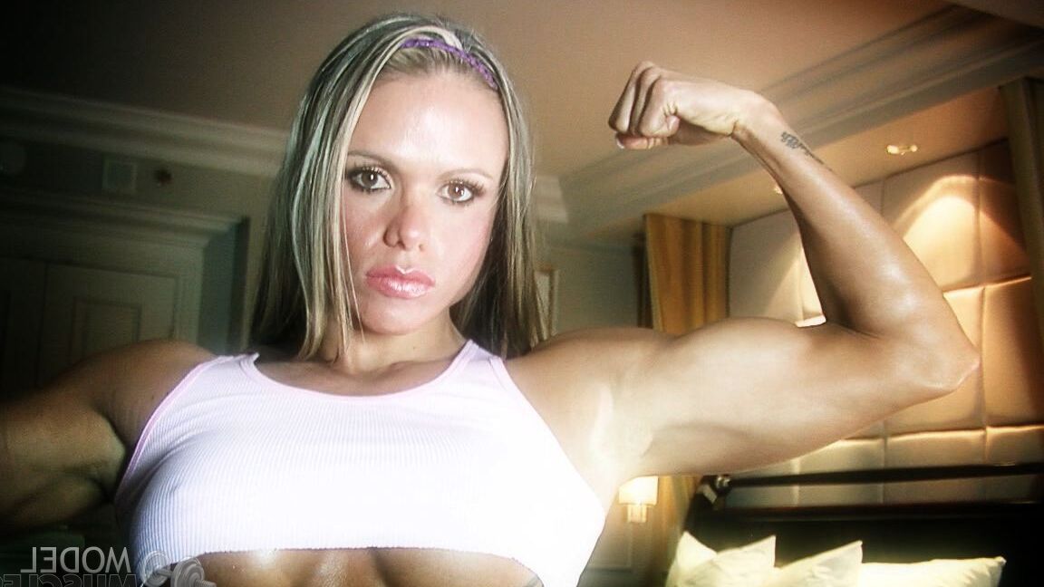 21P Die brasilianische Bodybuilderin Larissa Reis stellt ihre Muskeln in einem karierten Rock zur Schau