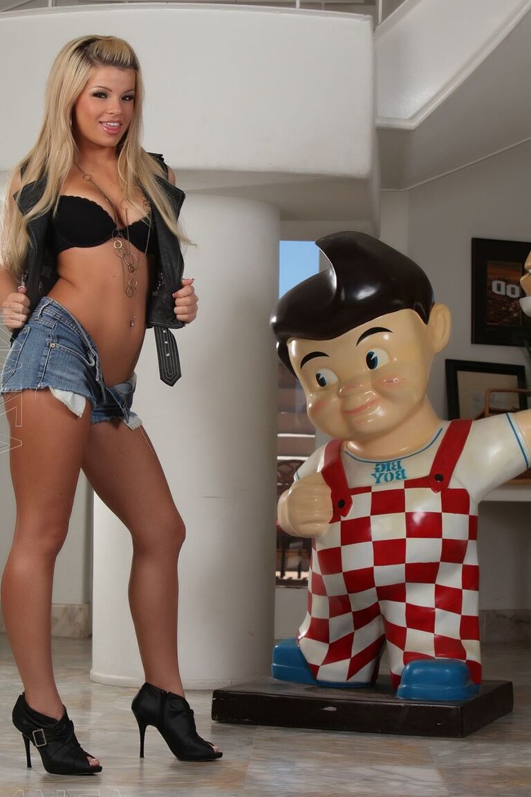 21P Loira em shorts jeans Adriana Sephora expõe seus peitos doces