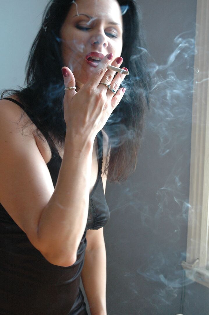 15P A morena Mina fuma como uma chaminé enquanto revela seus seios naturais