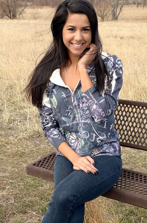 12P A modelo amadora Bella Quinn expõe sutiã preto em um banco ao ar livre
