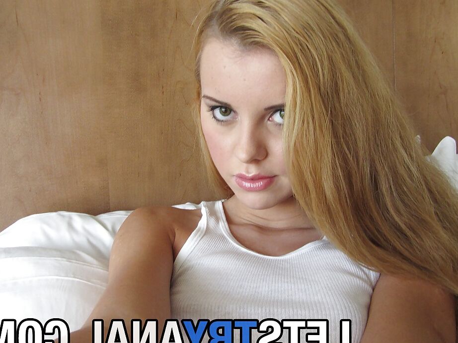 16P latina jessie rogers bajándose las bragas y mostrando su coño