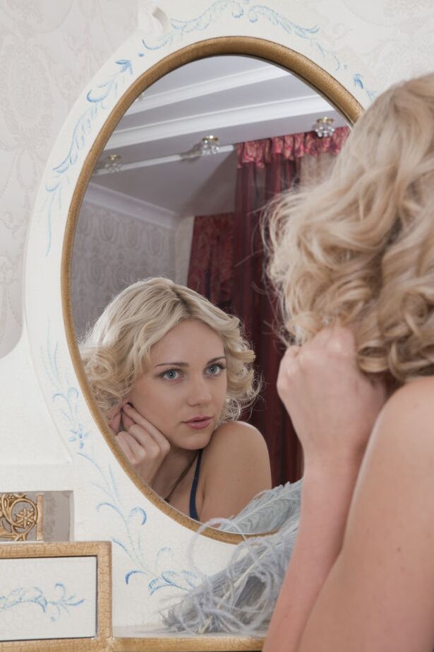 16P Sexy bad girl Arlet mostra sua buceta vestida de penas em um ensaio boudoir retrô
